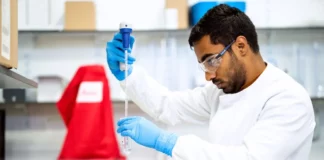 5 Applications Of Custom DNA Synthesis Scientist checking the DNA synthesis