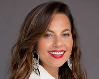 Hellen Nitschke Headshot of Online Marketing Consultant Hellen Nitschke