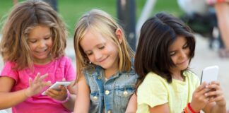 FlashGet Launches FlashGet Kids, a New App to Safeguard Kids OnlineĀ FlashGet kids on cellphones in park
