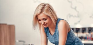 Things to Consider Before Trading in Your Smartphone A woman at a tech store learning about trading in your smartphone