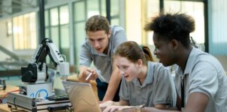 7 Technology Trends in High Schools Students learning robotics in high schools