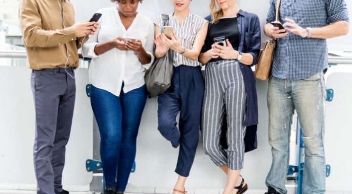 WiFi Marketing 101: Collect Data for Public WiFi-Based Campaigns customers on smart phones using wifi marketing