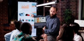 How to Maximize ROI With B2C Lead Generation Software sales leader showing team how to maximize ROI