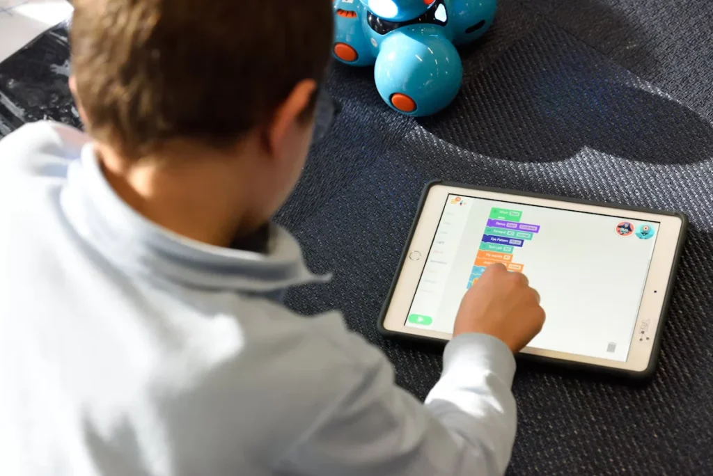 a chlid using ipad.