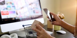 E-commerce Loyalty Programs: Maximizing Your Online Shopping Experience person shopping online with loyalty programs