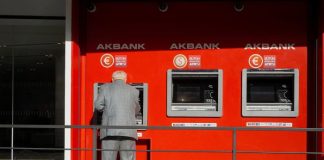 Why Consumers Diversify Their Financial Tools Beyond Traditional Banking traditional banking