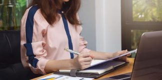 Modeling Success: How CEOs and VCs Use Investment Calculators to Project Startup Valuations startup valuations